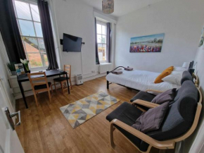 Studio Apartment, Private Parking, Walk To Centre, Uni and Hospital, Long Stay Prices